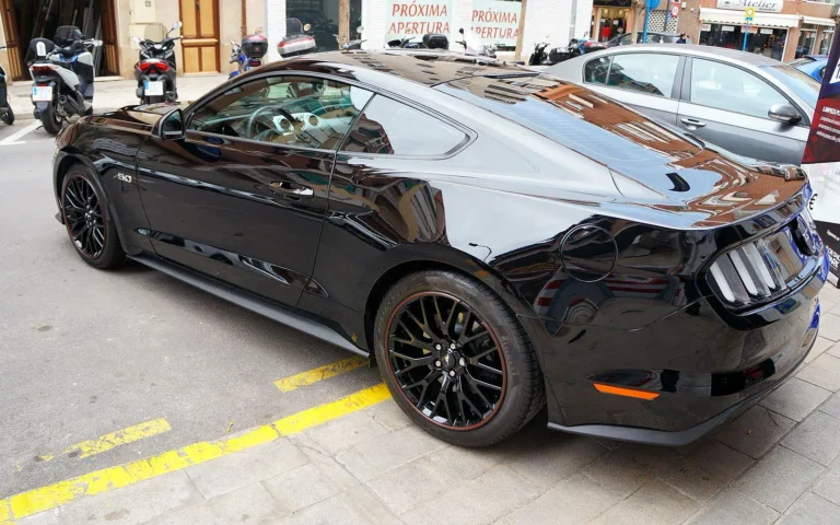 Ford Mustang GT 5.0 negro en tres cuartos trasero tras el tratamiento cerámico con Gyeon Mohs