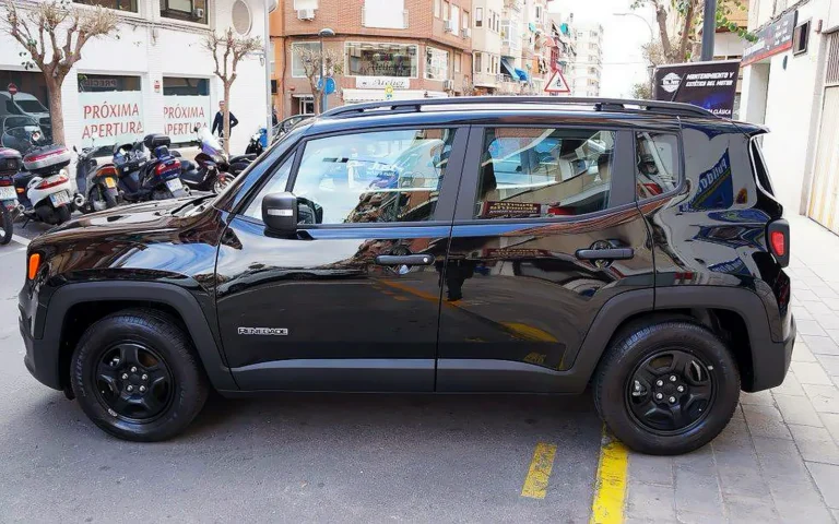 Jeep Renegade negro de perfil tras el tratamiento cerámico con Gyeon Mohs