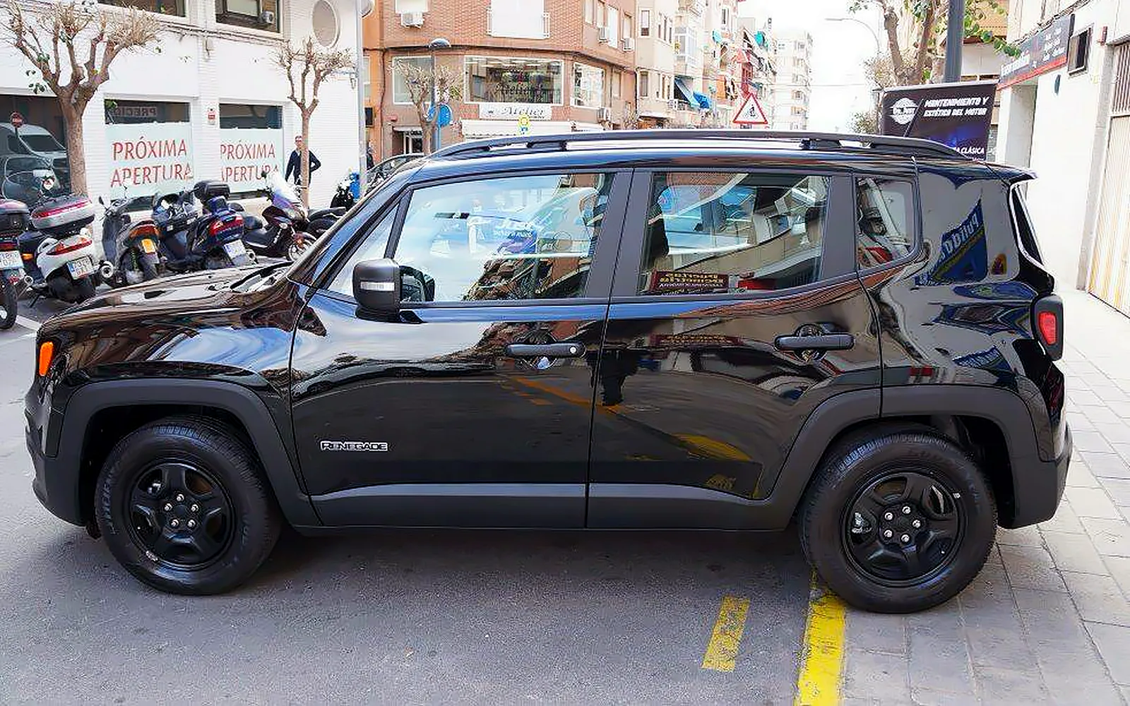 Tratamiento cerámico en un Jeep Renegade negro con Gyeon Mohs 1 Jeep Renegade negro de perfil tras el tratamiento cerámico con Gyeon Mohs