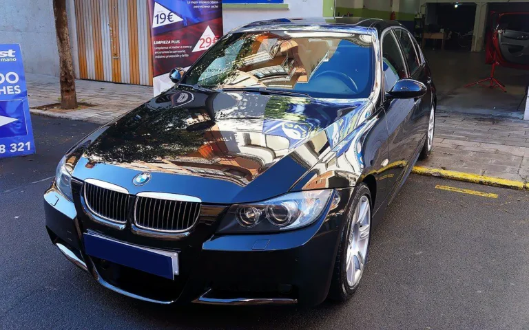 BMW 320 oscuro en tres cuartos delantero con brillo de espejo tras el tratamiento cerámico Gyeon
