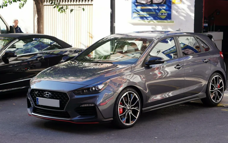 Hyundai i30N gris en tres cuartos delantero tras el tratamiento cerámico Gyeon Mohs