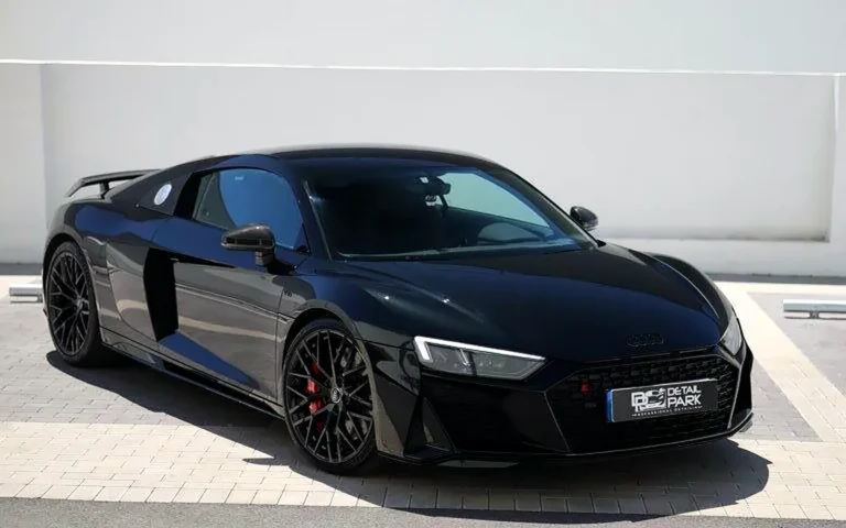 Tratamiento cerámico Audi R8 negro en tres cuartos delantero con llantas negras y pinzas rojas