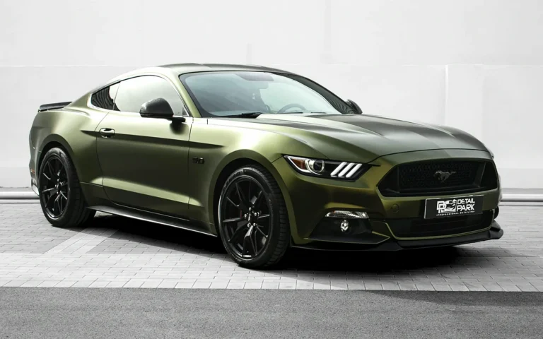 Ford Mustang GT vinilado en verde satinado con tratamiento cerámico sobre vinilo, en tres cuartos