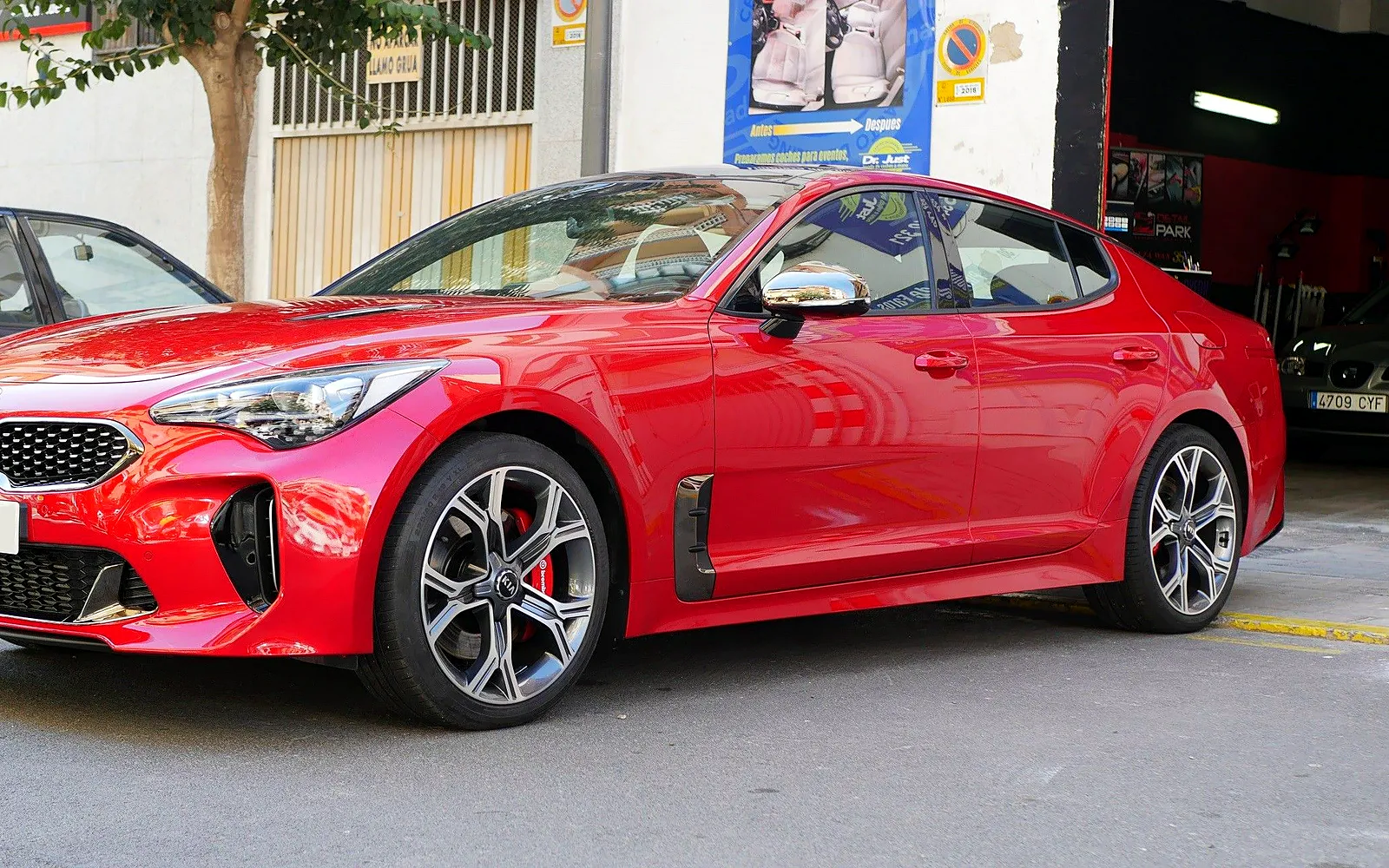 Tratamiento cerámico en un Kia Stinger GT con cQuartz 3.0 1 Kia Stinger GT rojo en tres cuartos delantero tras el tratamiento cerámico con cQuartz