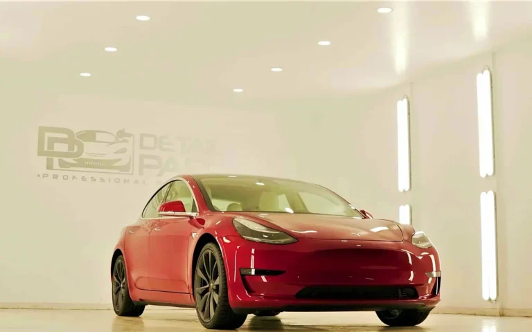 Tratamiento cerámico en un Tesla Model 3 rojo dentro de la cabina de Detail Park