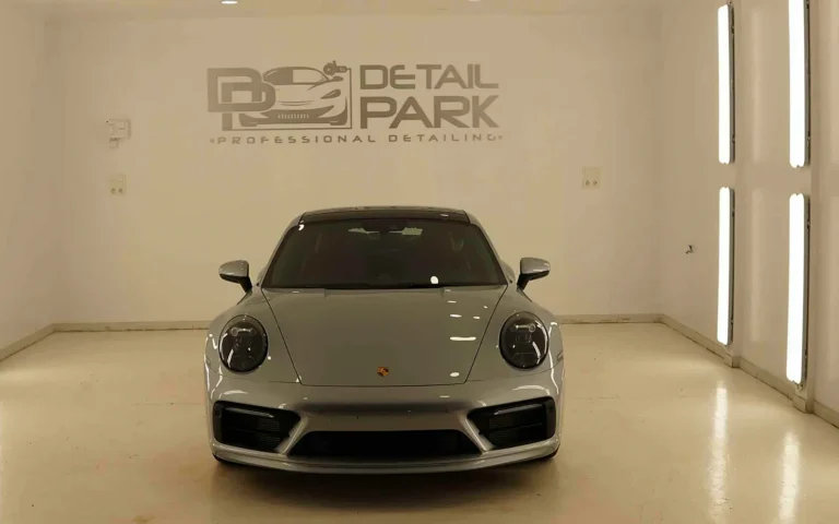 Tratamiento cerámico Porsche 911 992 gris visto de frente en la cabina de Detail Park