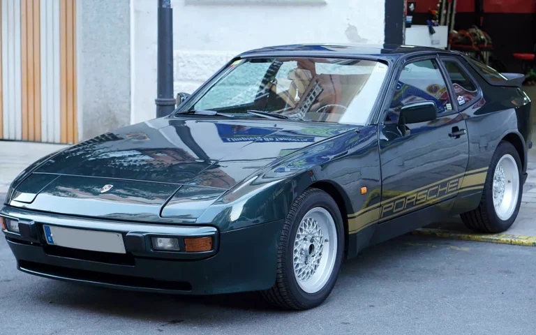 Porsche 944 Targa verde de 1983 en tres cuartos delantero tras el tratamiento cerámico