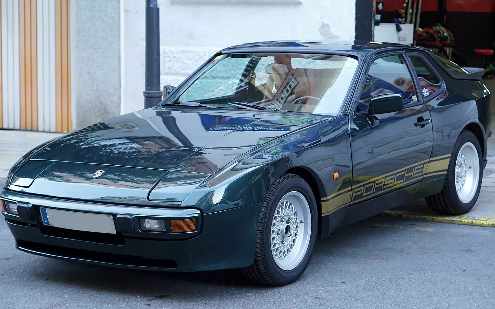 Tratamiento cerámico en un Porsche 944 Targa de 1983 1 Porsche 944 Targa verde de 1983 en tres cuartos delantero tras el tratamiento cerámico