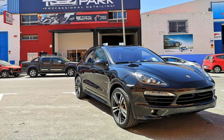 Tratamiento cerámico Porsche Cayenne negro en tres cuartos delantero frente a nuestro taller