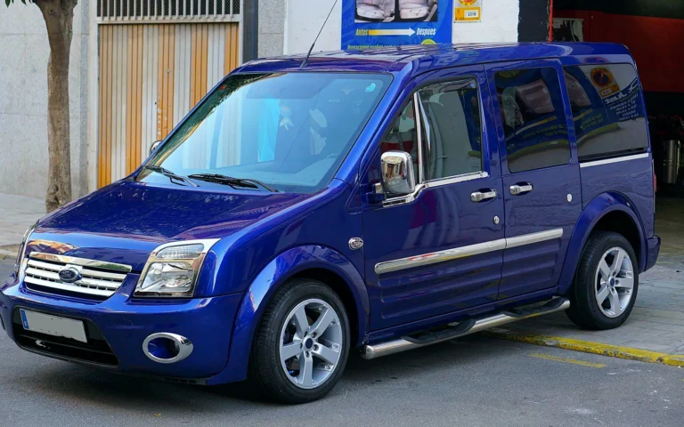 Ford Tourneo Connect azul tras encerar la furgoneta con carnauba, en tres cuartos delantero