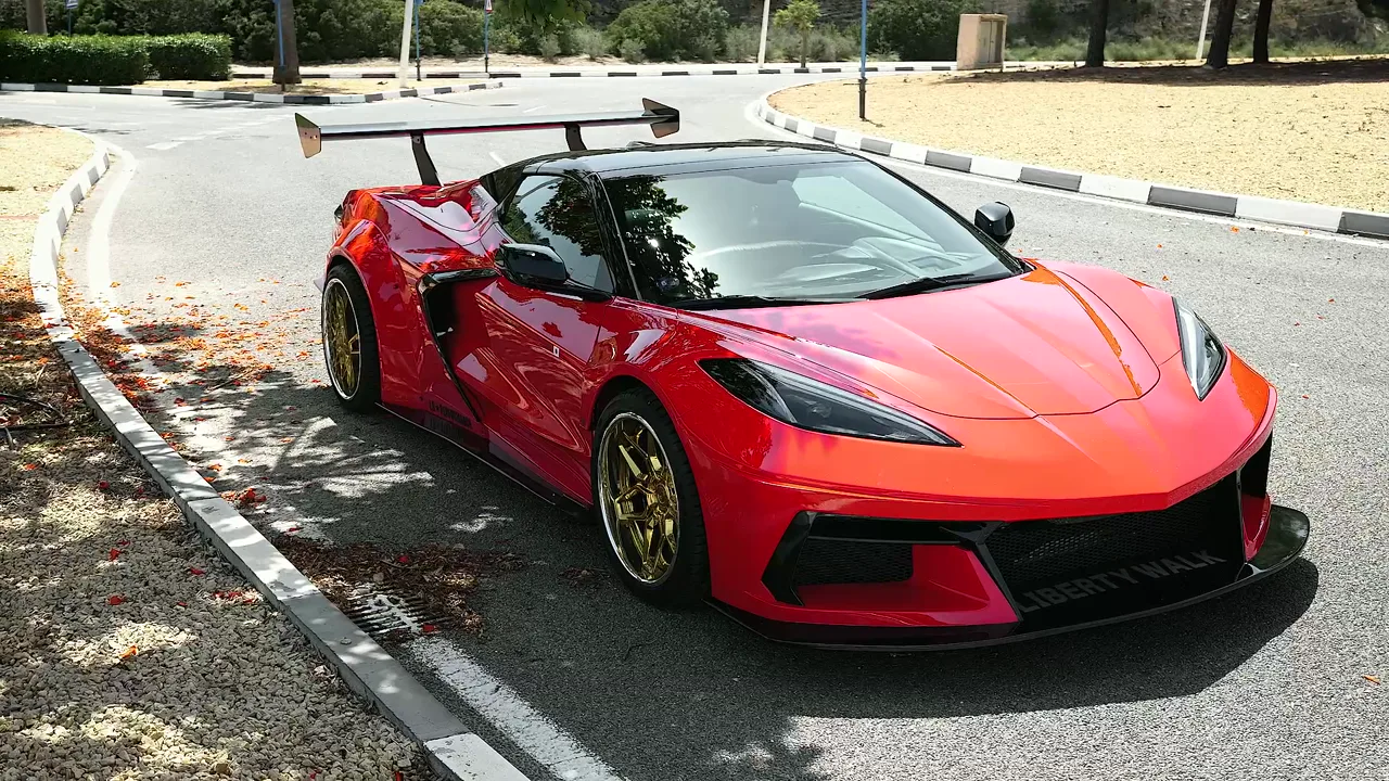 Corvette C8 Liberty Walk: montamos un kit 100 % original en Alicante 2 Vídeo del montaje del kit Liberty Walk en el Corvette C8