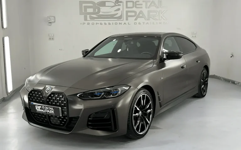 BMW Serie 4 Gran Coupé vinilado en Dark Basalt de Avery Dennison en la cabina del taller