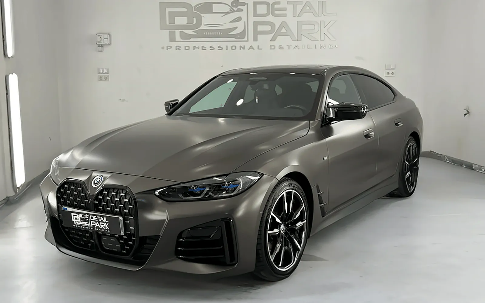 Vinilado BMW Serie 4: de rojo a Dark Basalt de Avery Dennison 1 Vinilado BMW Serie 4 Gran Coupé en Dark Basalt de Avery Dennison en nuestro estudio