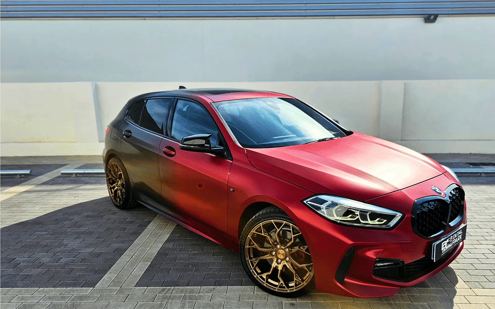 Vinilo degradado en un BMW Serie 1: de rojo a negro satinado 1 BMW Serie 1 con vinilo degradado de rojo a negro satinado y llantas bronce