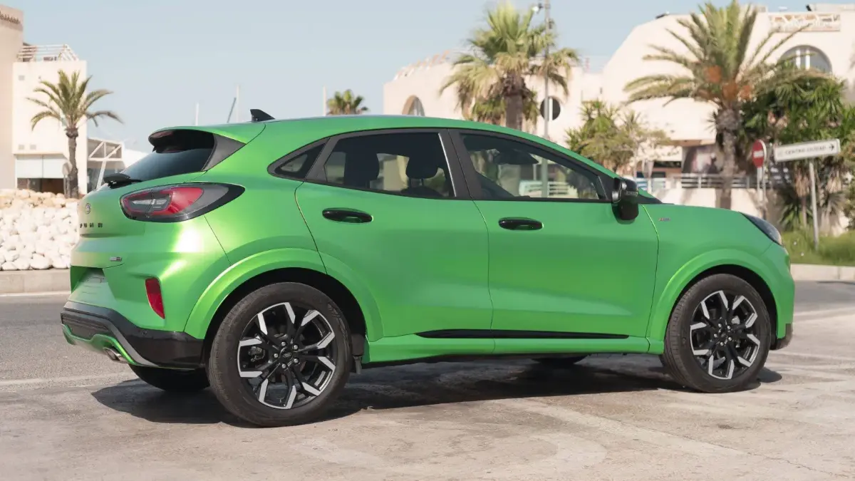 Vinilado Ford Puma: de rojo a verde con desmontaje integral 3 El mismo Ford Puma en verde tras el vinilado completo, desde el mismo ángulo