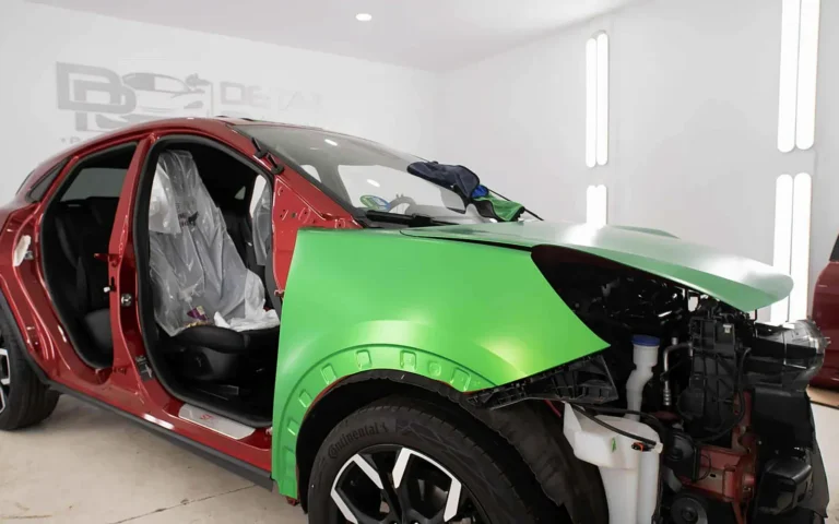 Vinilado Ford Puma a medio hacer: coche desmontado con la aleta delantera ya en verde sobre el rojo