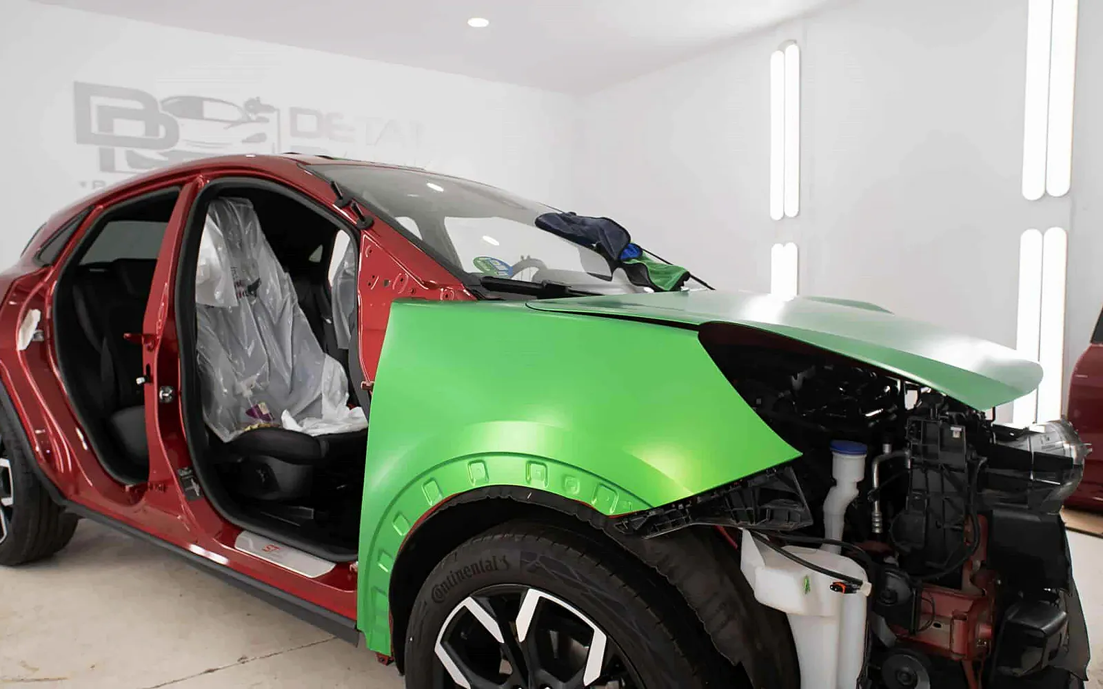 Vinilado Ford Puma: de rojo a verde con desmontaje integral 1 Vinilado Ford Puma a medio hacer: coche desmontado con la aleta delantera ya en verde sobre el rojo