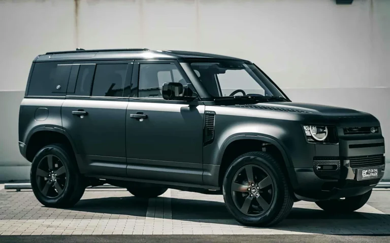 Land Rover Defender 110 vinilado en un tono oscuro mate