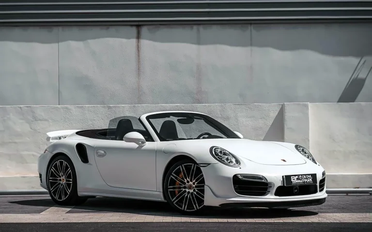 Vinilado Porsche 911 Turbo S Cabrio: el descapotable blanco con la capota bajada y el alerón desplegado