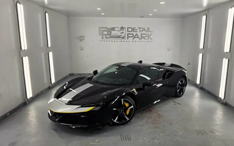 Vinilo para Ferrari SF90 Stradale negro con franja gris y filete amarillo en nuestro taller