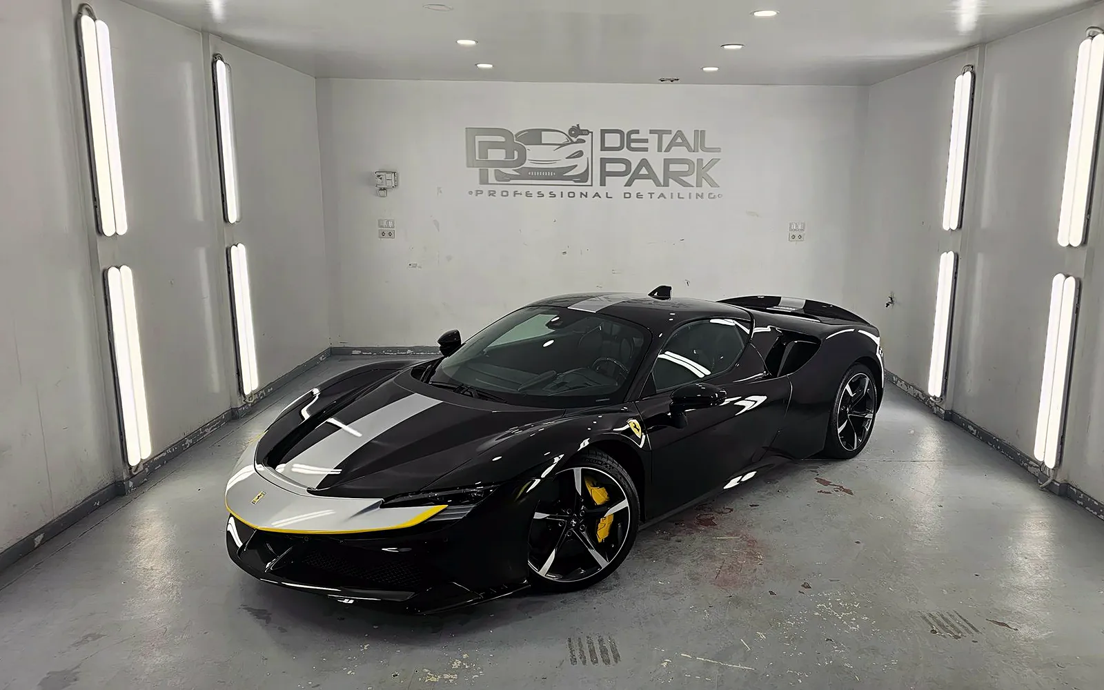 Vinilo para Ferrari SF90 Stradale: diseño decorativo a medida 1 Vinilo para Ferrari SF90 Stradale negro con franja gris y filete amarillo en nuestro taller