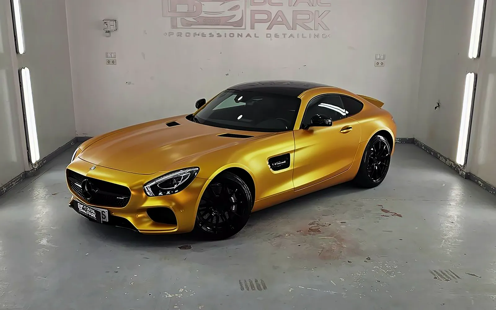 Vinilo Mercedes GT en Yellow Satin Energetic: cambio de color total 1 Vinilo Mercedes GT en Yellow Satin Energetic terminado en la cabina de nuestro taller