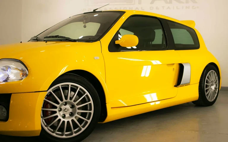 Renault Clio V6 Sport vinilado en Sirius Yellow sobre su gris plata original