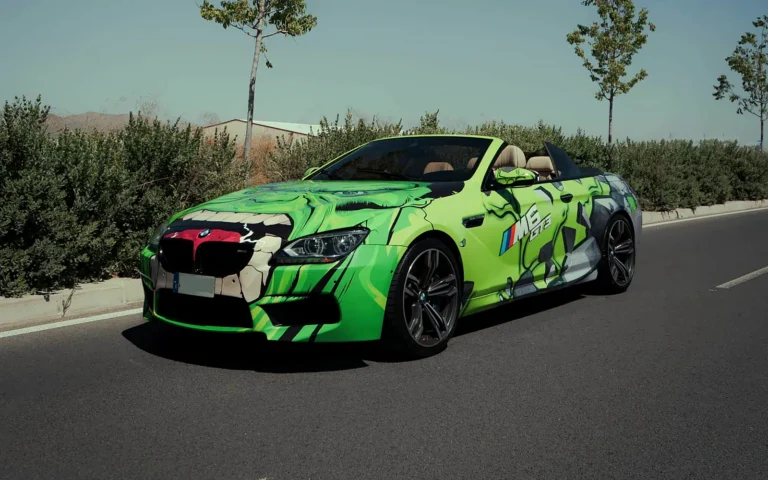 Wrapping BMW Hulk: Serie 6 Cabrio verde con la cara de Hulk en el frontal, en carretera