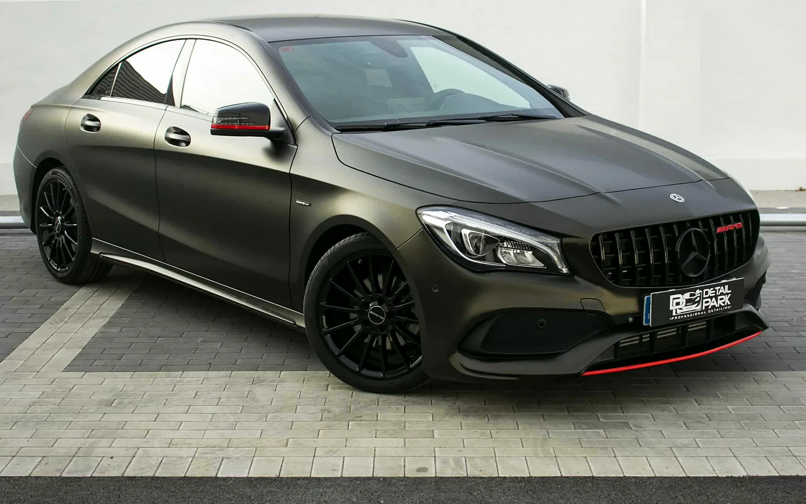 Vinilado Mercedes CLA en Satin Gold Dust Black de 3M 1 Vinilado Mercedes CLA en Satin Gold Dust Black visto en tres cuartos delantero