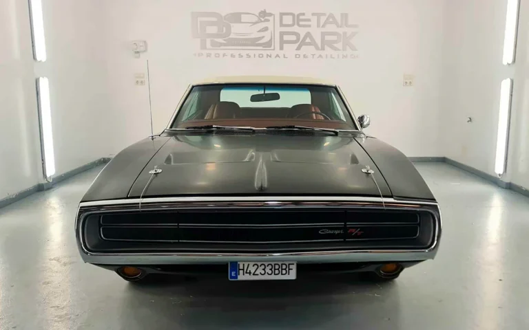Dodge Charger de 1970 vinilado en negro satinado