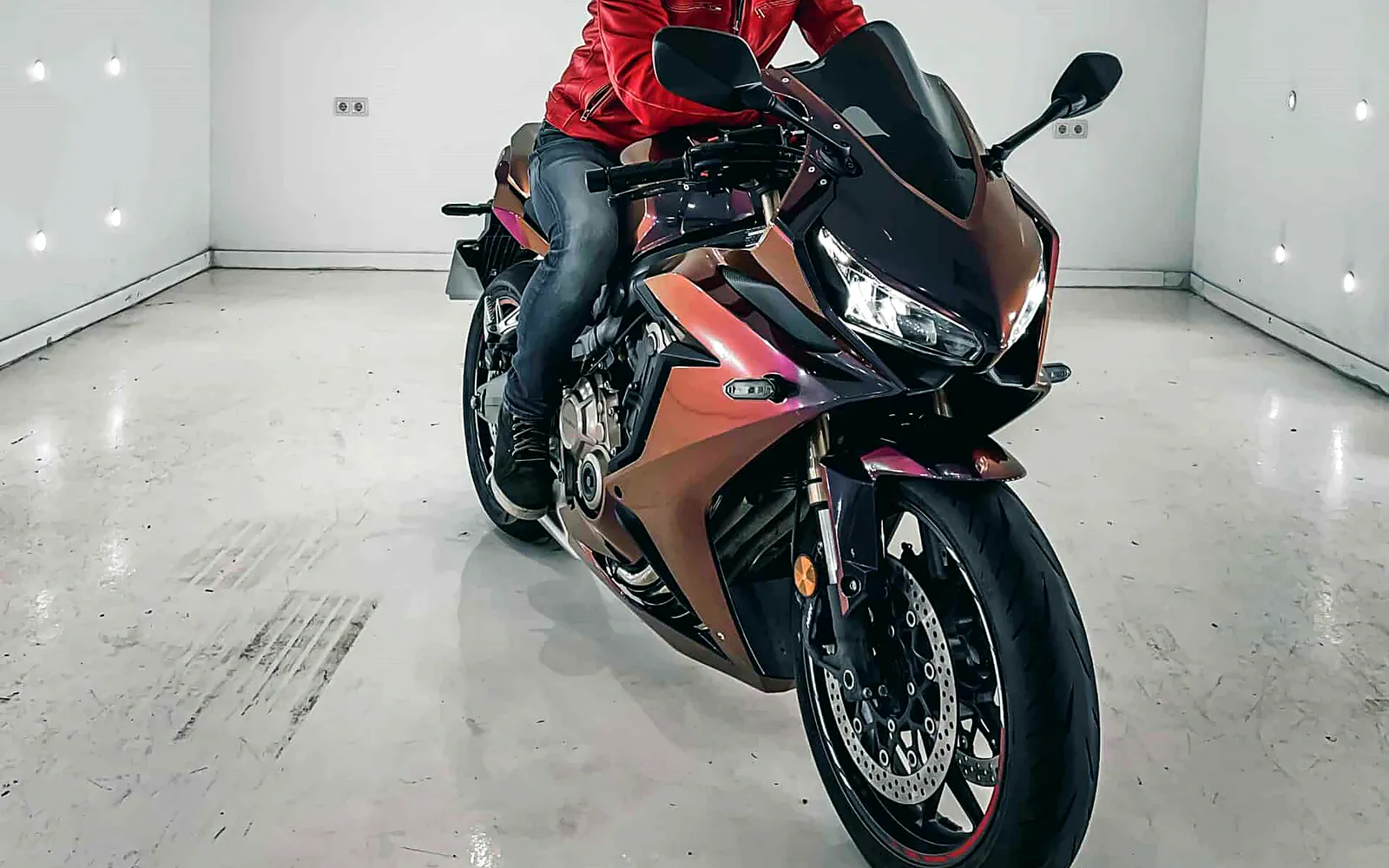 Vinilo Honda CBR 650R en 3M Gloss Flip Psychedelic 1 Vinilo Honda CBR 650R en Gloss Flip Psychedelic con reflejos cobrizos y morados