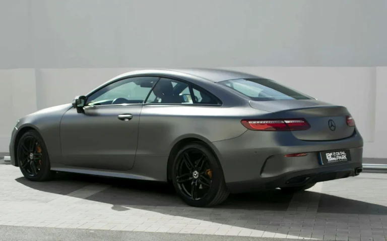Vinilado Mercedes Clase E Coupé en gris oscuro satinado visto en tres cuartos trasero